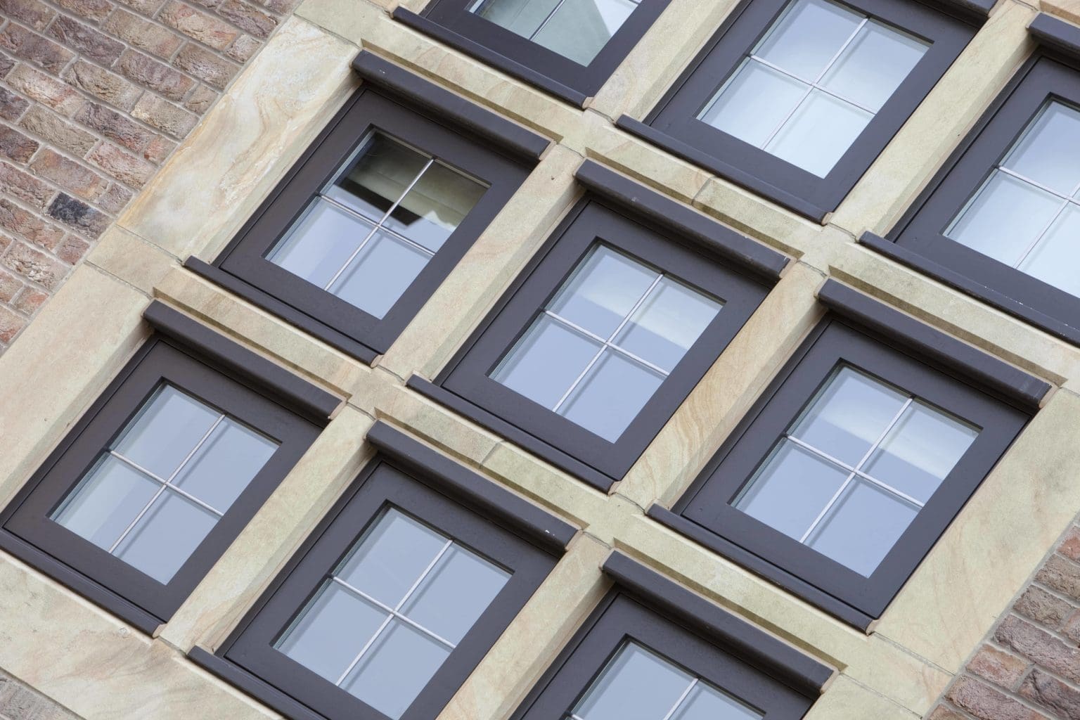 a bunch of windows that are on the side of a building.