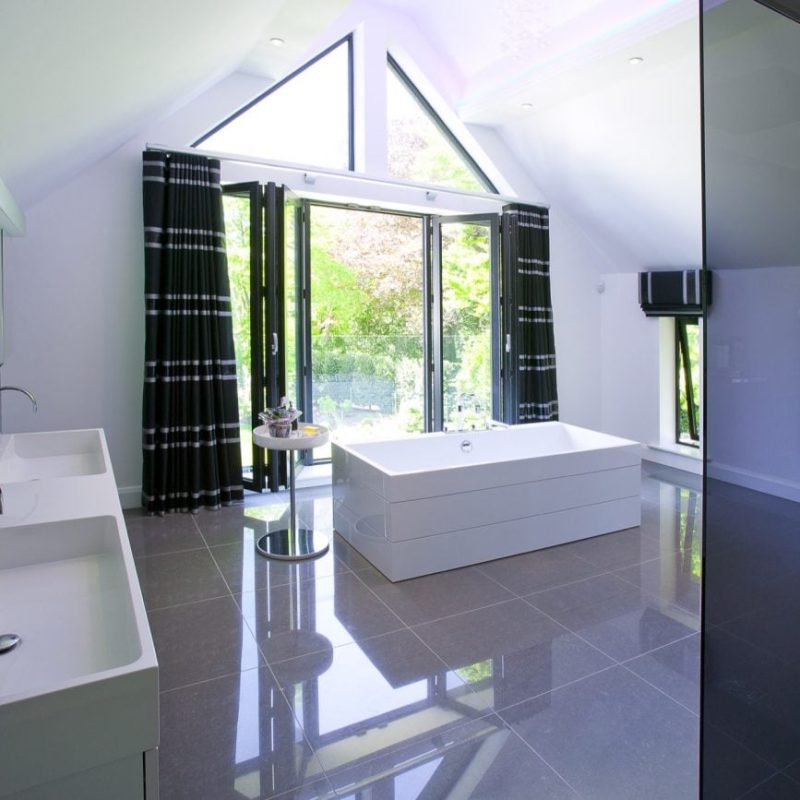 Freestanding bath with view-min